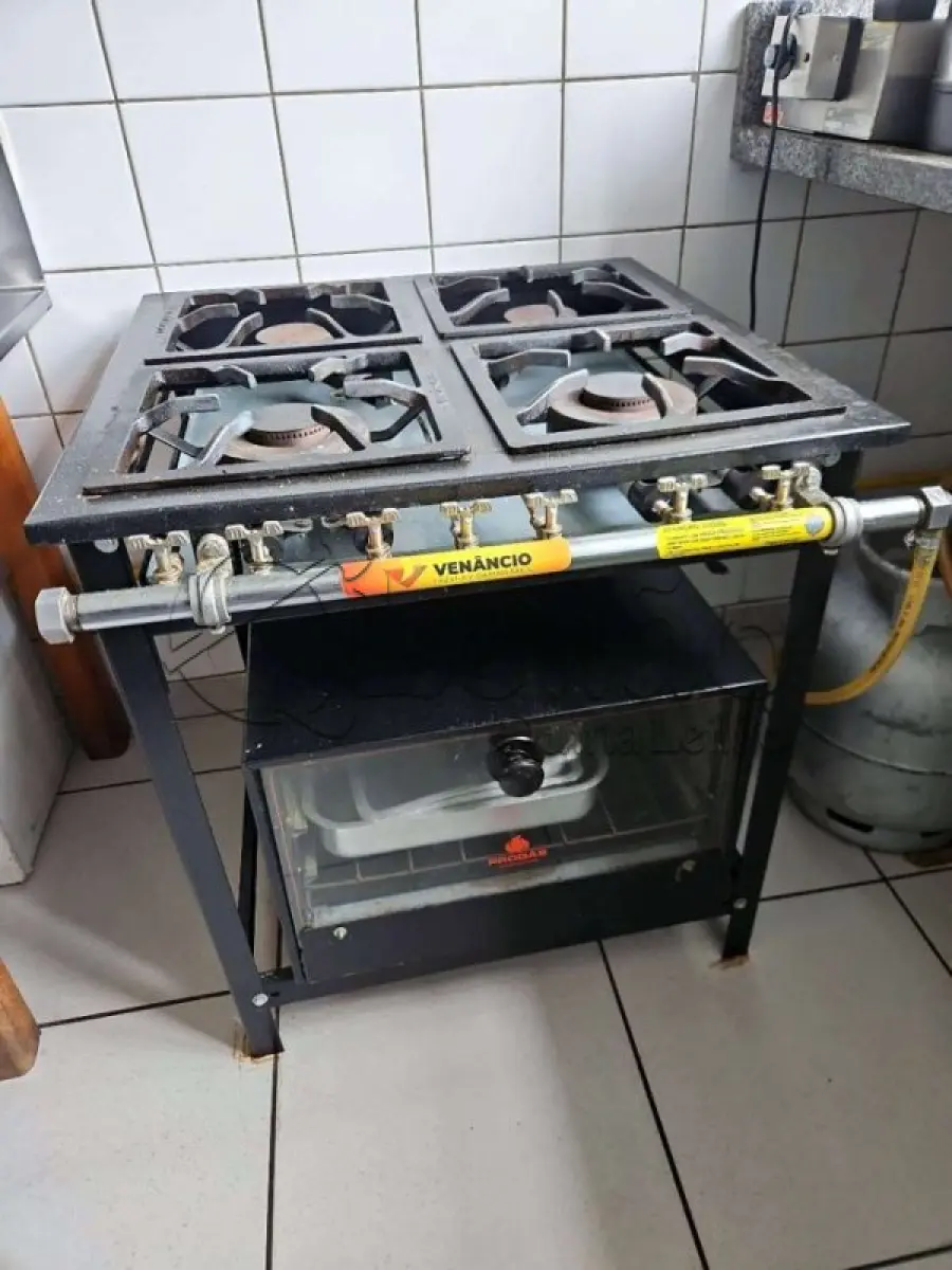 LOTE 001 - Móveis e equipamentos de lanchonete – balcões Refrimate, fogão industrial e Gelopar 577 L – Bento Gonçalves/RS